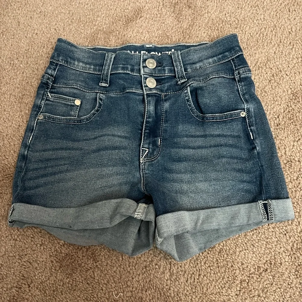 HIGH RISE SHORTS - Picture 1 of 3
